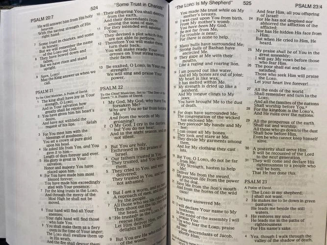 NKJV Gift Bible with Finley Helps