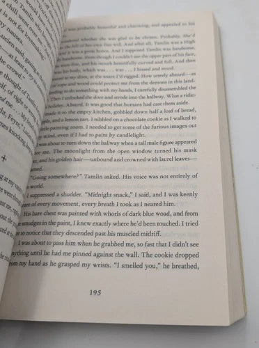 A Court of Thorns and Roses, actual copy, photo 4