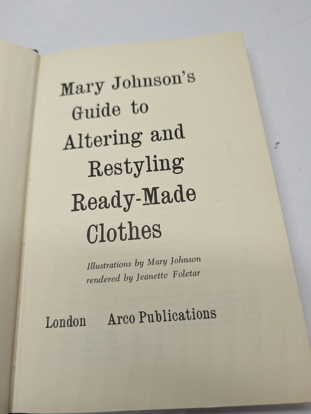 Mary Johnson Guide Altering Restyling Ready Made Clothes HC 1965 1st UK Ed photo 3